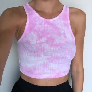 Tiedye linne 9’ - Ett supersnyggt tie-dye färgat linne i en croppad modell. Har aldrig använt så det är nyskick. Frakt tillkommer på 25kr. SÅLT! Det kommer nya på måndag!!