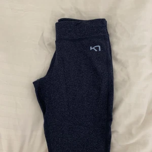 Kari traa träningstights  - Träningstights från Kari traa i storlek m. Endast använda enstaka gånger så i superskick. Säljes då jag har så många tights. Jättesköna 