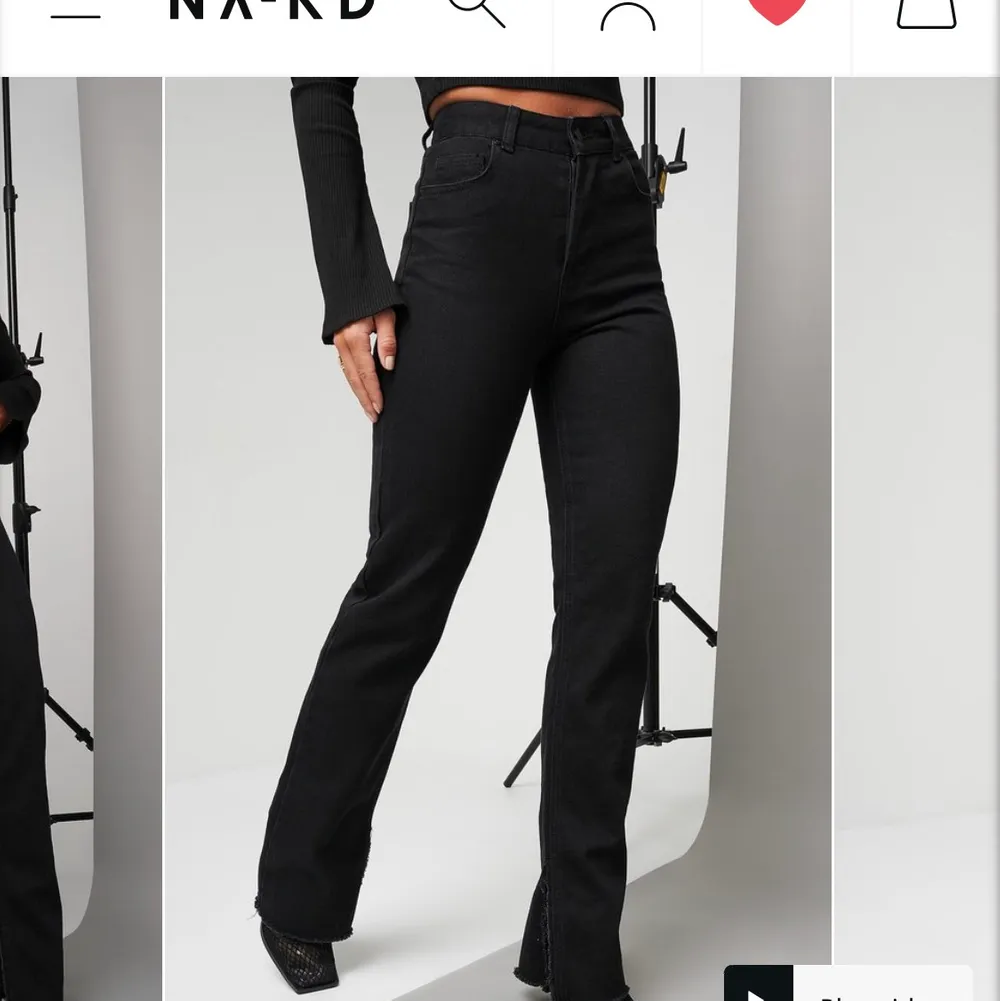 Sprillans nya jeans från Hanna schönberg kollektionen på NA-KD. Köptes för 549 kr. Säljes pga för stora för mig. Pris kan diskuteras. Jeans & Byxor.