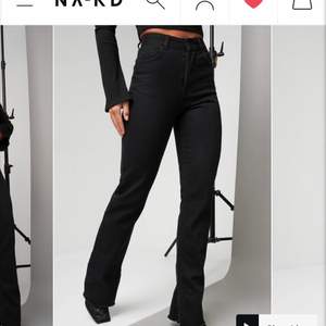 Sprillans nya jeans från Hanna schönberg kollektionen på NA-KD. Köptes för 549 kr. Säljes pga för stora för mig. Pris kan diskuteras