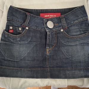 Lågmidjad kjol - Frakt 66kr hör av dig för intresse eller eventuella frågor, kram💞💞🤝