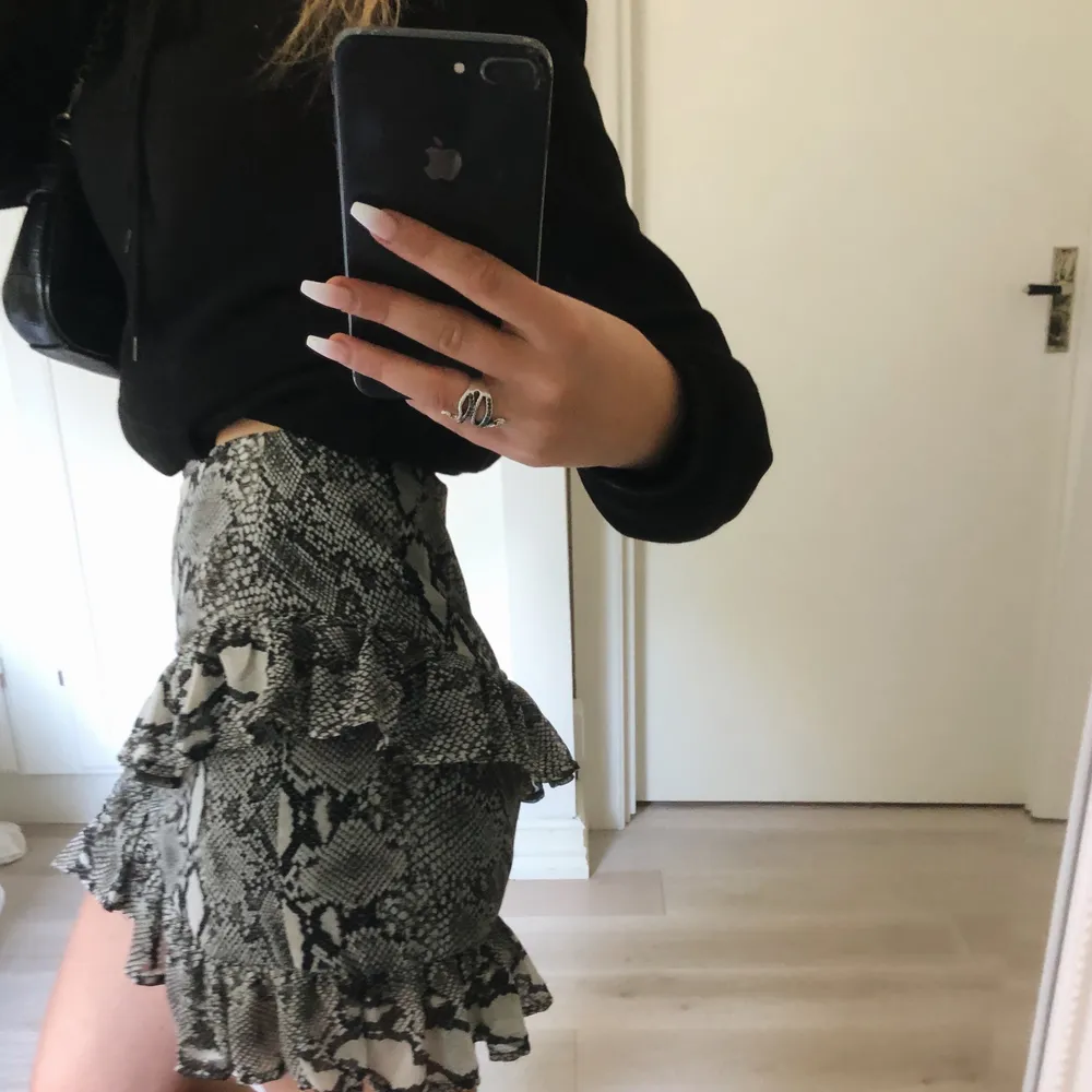 Väldigt fin kjol med orm-mönster från bikbok 💕 Använd fåtal gånger och är i mycket bra skick!! Storlek: xs, köparen står för frakten!!. Kjolar.