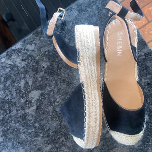 Skor strl36 - Helt nya, kartong finns kvar. Köpte för små. Köpare står för frakt. 