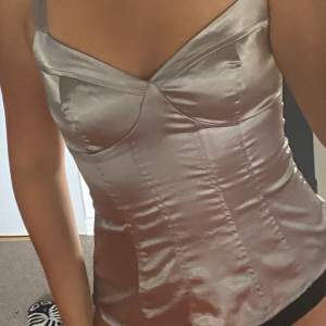 Silver ”bodyfitting” topp i M, använd några gånger! 170 kr inklusive frakt!