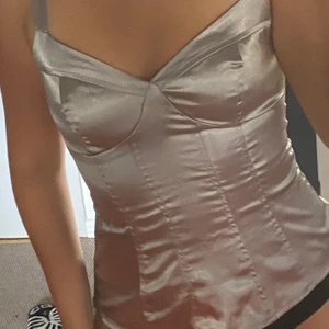 Silver “korsett” 🤎 - Silver ”bodyfitting” topp i M, använd några gånger! 170 kr inklusive frakt!