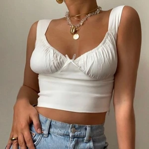 Vit milkmaid topp - Vit milkmaid topp i stretchigt material. Dubbelt lager tyg vid bysten, så ej genomskinlig. Köpt från YesStyle (läs i kommentarerna angående originalpris!!!) 💞frakt tillkommer på 30kr💞 Budgivning avslutad!!