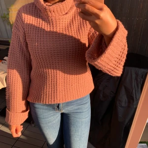 Stickad tröja i krämig rosa - Säljer en stickad tröja från NA-KD i väldigt fint skick. Frakt på 63kr tillkommer! 👚