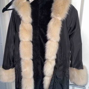 Jacka  - Går ner i pris vid snabbaffär! Fick i present som den andra jackan men inte kommit till användning så jag säljer den, vid frågor kontakta mig 