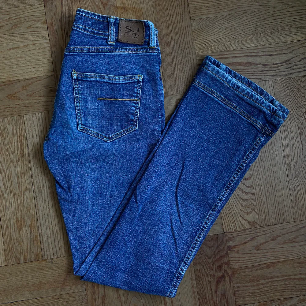 Lågmidjade bootcut jeans från SJ sand jeans! Nypris: 1200kr. De är fortfarande i väldigt bra skick, men fråga gärna om fler bilder och bättre beskrivning. Kan mötas i centrala Stockholm, annars står köparen för frakt! 🤍 Buda i kommentarerna ⚡️. Jeans & Byxor.