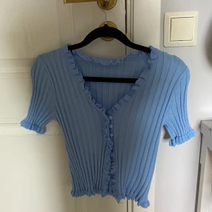 Trendig topp - Jätte trendig topp från shein som tyvärr var för stor för mig! Den är i onesize men passar Xs-M,Aldrig använd! Det är  budgivning så buda!😊💕Högsta bud : 195+frakt✨