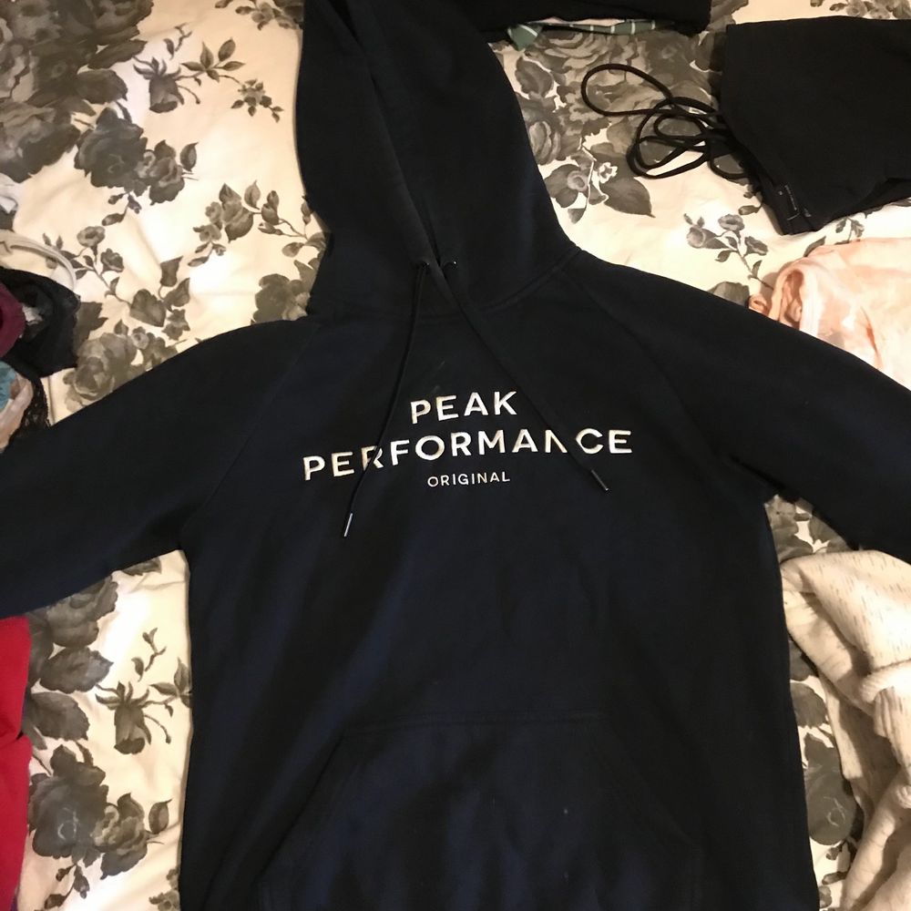 Säljer min hoodie då jag inte använder den längre, den är i väldigt bra skick, den tvättas just nu så det kommer inte va några fläckar på sen, väldigt mysig å skön. Priset kan diskuteras självklart, kan mötas upp i jämtland, annars står köparen för frakt💕. Huvtröjor & Träningströjor.