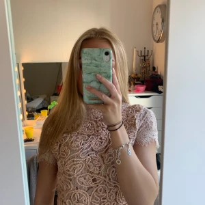 Spetstopp från Zara - Superfin beige spetstopp från Zara, dragkedja i ryggen. Strl S