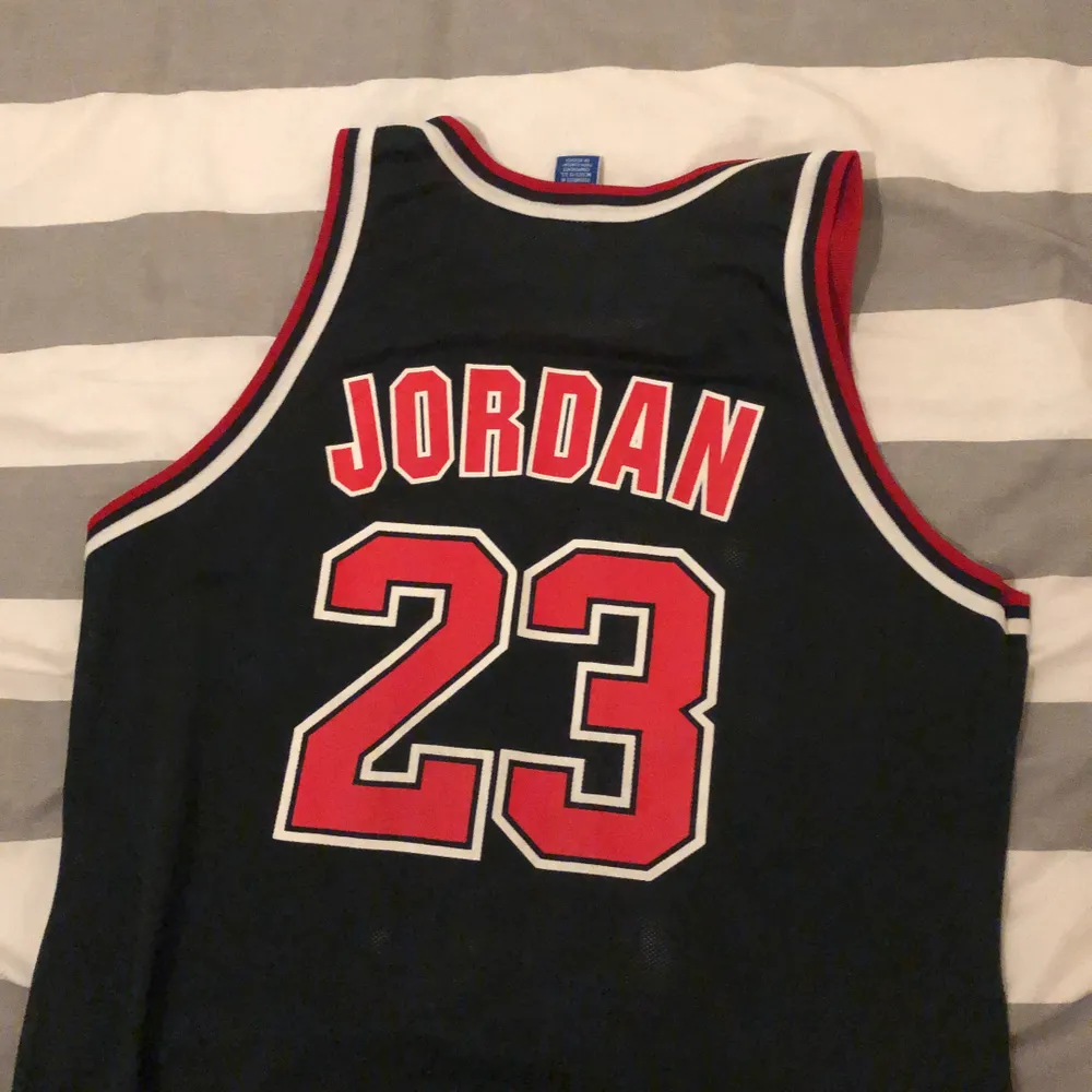 Ett basket linne köpt 1993, sällsynt linne köpt för 130 dollar. Michael Jordan 🐐 BUDA!. Toppar.