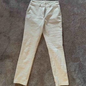  - Vit och randiga kostymbyxor från H&M i strl 36. Jättefina men har växt ur dem.💓 Sitter som en smäck på!!