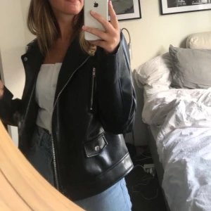 Skinnjacka💓 - En superfin skinnjacka från ASOS i väldigt fint skick!  Säljer pga av att jag har för många jackor 😊😊 köpare står för frakt 💘 hör av er om ni vill ha fler bilder!
