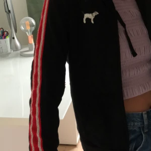 Sjukt snygg huvtröjor man från Pink - Säljer denna huvtröja jag köpte på Pink i Kanada men använde aldrig då den inte var min stil. Frakt tillkommer📦