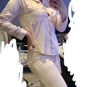 Vs pyjamas - Victoria’s secret pyjamas! Storlek xs. Sjukt skönt material och otroligt fin. Mysig att dra på sig på morgonen och äta frukost i. Den är några storlekar för små för mig därför jag väljer att sälja den. Den är som i nytt skick, inte använd mycket🥰