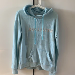Hollister - Ljusblå/turkos hoodie från Hollister🤩 Använd mycket fåtal gånger!!