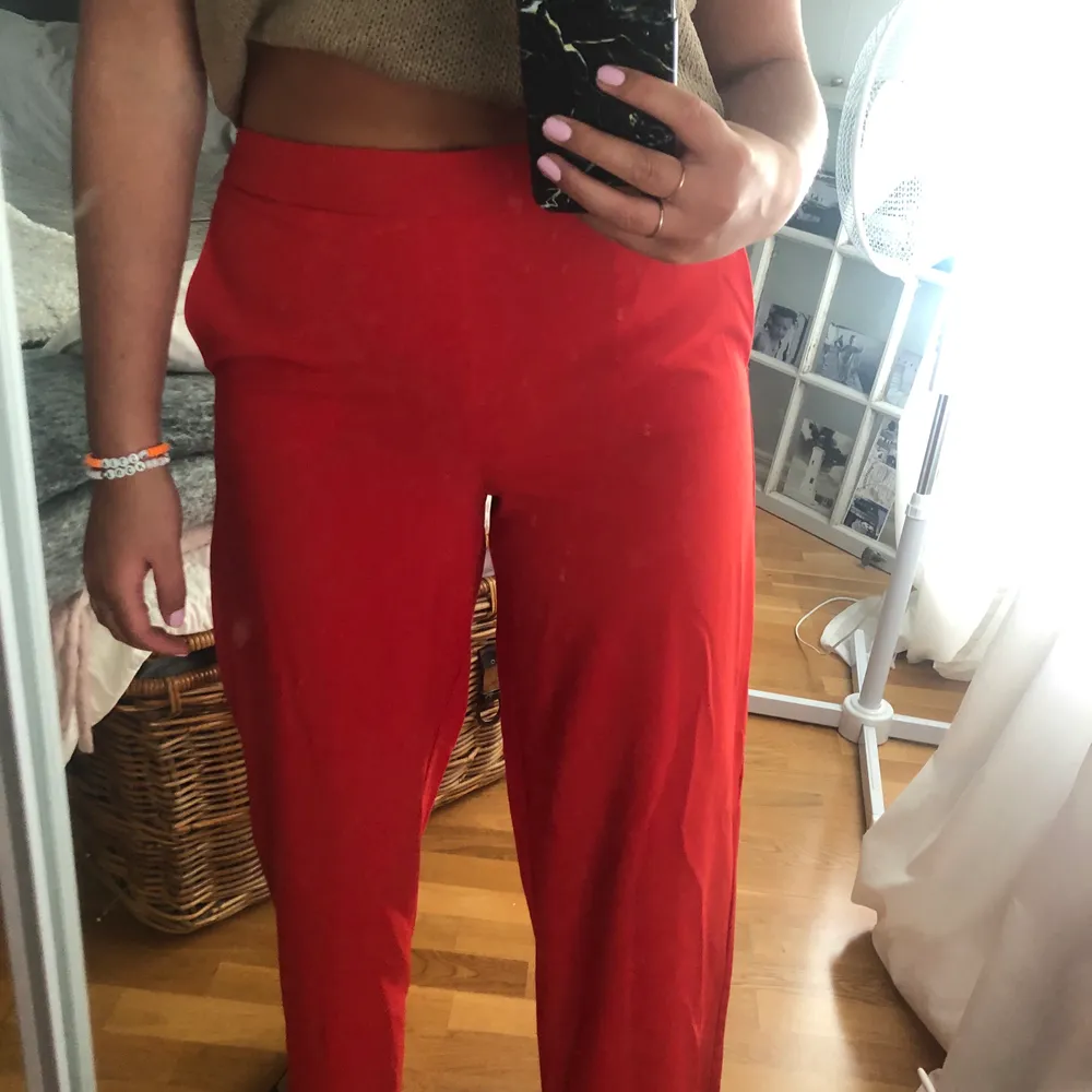 Ett par coola röda byxor, säljes då de inte riktigt är min stil så hoppas dem kommer till mer användning hos någon annan 🍓🍓. Köparen står för frakt. Jeans & Byxor.