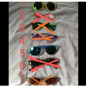 00taletringde å vill ha sina solglasögon - Alla mycket fint skick, 1-4 är äkta retro och 1-2 har därför väldigt få små repor på glaset, de andra är repfria med flawless glas. Bud ifall många är intresserade :) frakt tillkommer. Alla finns kvar ifall de inte är överkryssade! 