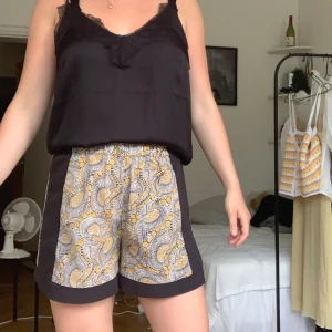 Mönstrade shorts - Paisley mönstrade shorts från H&M! Gott skick! 40kr + frakt (kan även mötas i Lund) 💛