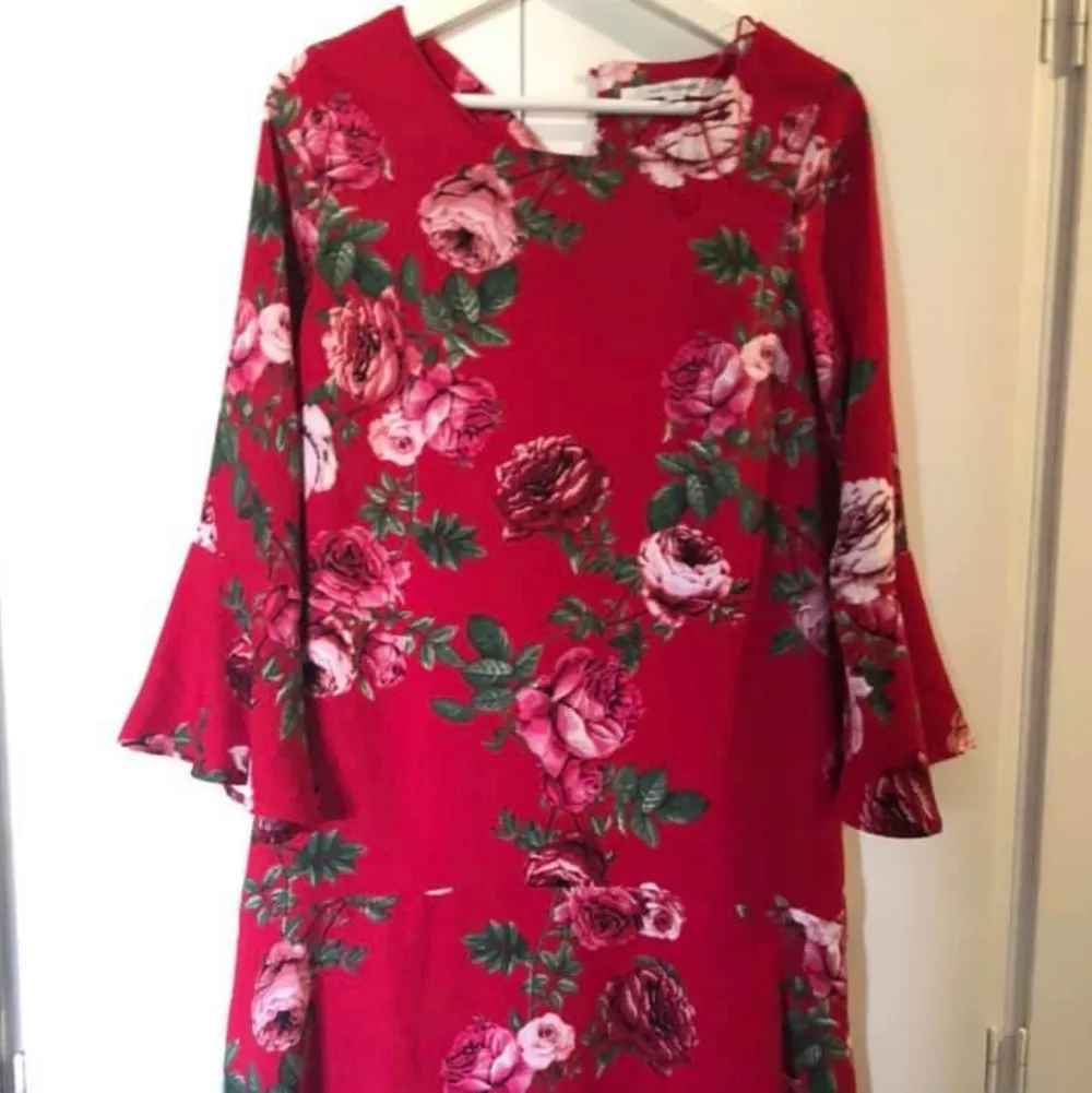 Superfin röd och blommig klänning från Kappahl, oanvänd. Storlek M. Klänningar.