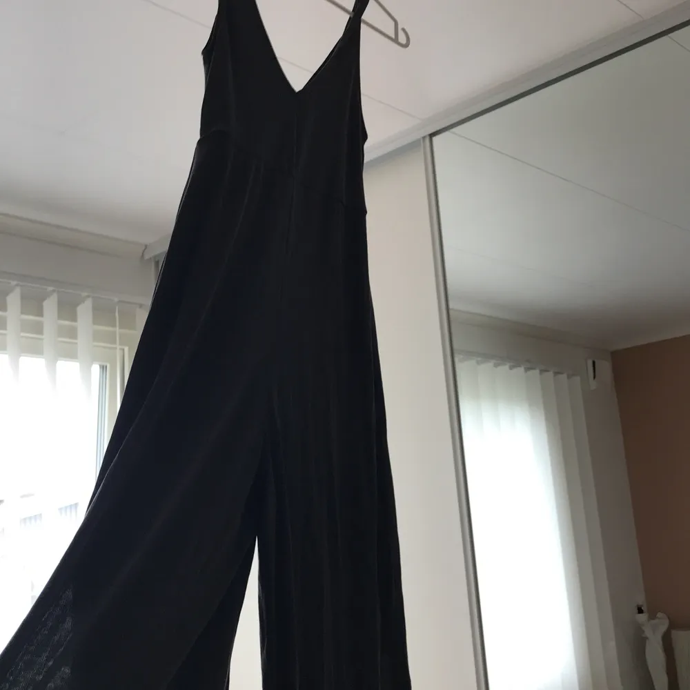 Min personliga favorit klänning! En svart/grå klänning köpt i Dubai! Bootcut och strechig! Storlek S. Klänningar.