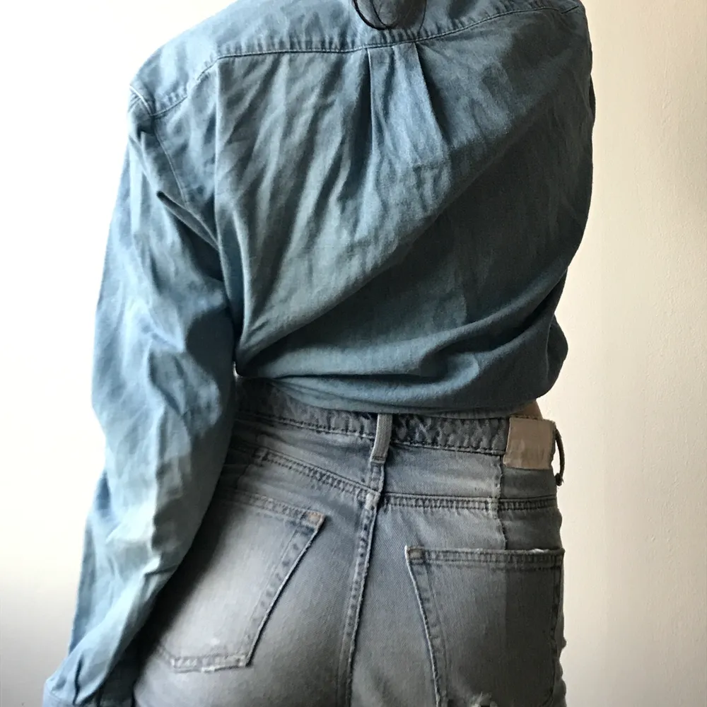 Ljus jeansskjorta från American Apparel i fint skick. Storlek XS från mansavdelningen. Suuuperfin att knyta men också att ha vanligt knäppt. 100% bomull. . Skjortor.
