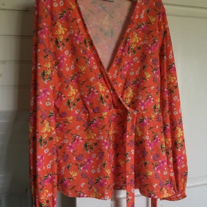 Tröja - Färgstark tröja, fåtal gånger använd 