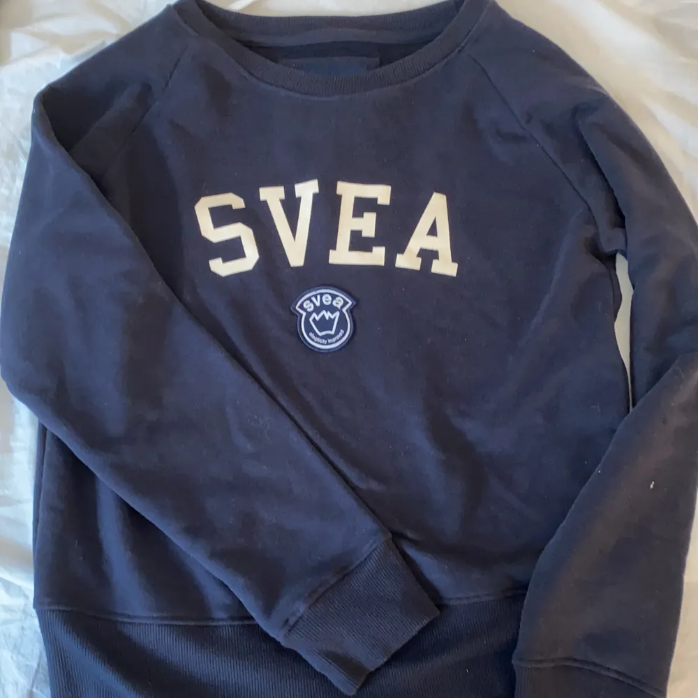 en superfint mörkblå tröja från Svea som jag aldrig använt! Jätte skönt material! Storlek XS/S🥰. Tröjor & Koftor.