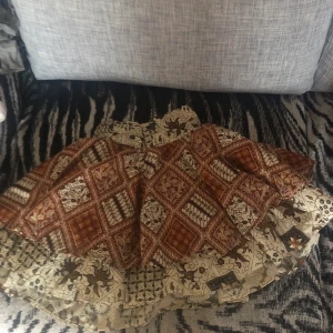 Kjol med lager  - Jättesnygg kjol Den 2-3 lager, Det är storlek XS. frakt tillkommer just för den då den va dyr i inköpspris. Jag tar Swish och skickar efter mottagning betalning. Jag är inte intresserad av byte 