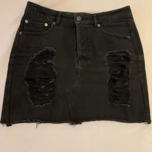 Svart jeanskjol från BikBok i bra skick. Kjolen har fickor på framsidan. Inköpspriset var 150kr och kjolen är i storlek S. Köparen står för frakten.