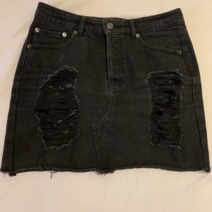 Jeanskjol från BikBok - Svart jeanskjol från BikBok i bra skick. Kjolen har fickor på framsidan. Inköpspriset var 150kr och kjolen är i storlek S. Köparen står för frakten.