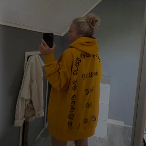 Oversized hoodie  - Skitsnygg och stor hoodie från BikBok i storlek L!! as snygg att ha över ett par pösiga jeans eller inget alls under. 🥰🥰