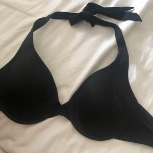 Svart bikini  - använd några gånger inga konstigheter på den💖