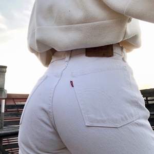 Vita fräscha Levis jeans. Perfekta för sommaren☀️ Bilderna är tagna från tidigare säljare. Säljer de pågrund av att de var för stora för mig                          Buda🥰 Högsta bud just nu: 340kr💕