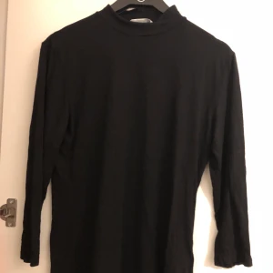 Svart tröja  - Använd antal gången svart tröja som är väldigt skön material och enkel 