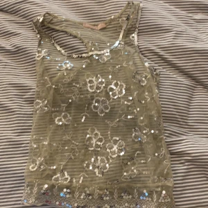 Glittrigt linne  - Säljer ett glittrigt genomskinligt linne. Passar S. 60kr inkl frakt. Men köper du både denna och den svarta likadana så får du båda för 100kr 