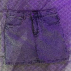 jeanskjol från gina tricot  - jeanskjol från gina tricot aldrig används bara provat då den var för stor för mig 