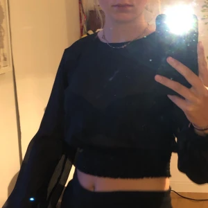 Genomskinlig tröja - Trendig tröja från BikBok. Sjukt snygg och bekväm. Endast använd en gång på nyår. 