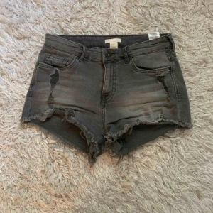  - Gråa slitna jeansshorts! 