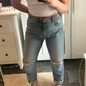 Jeans från Zara i storlek 42, säljes då de är för stora på mig. Riktigt fina jeans som endast är testade 🌼