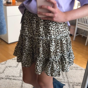 Leopard mönstrad kjol - Aldrig använt och säljer därför, du står för ev. frakt (42kr)