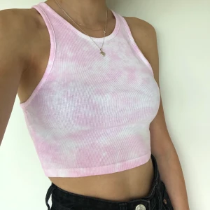 Tie dye färgat linne/topp 1. - Ett supersnyggt tie-dye färgat linne i en croppad modell. Har aldrig använt så det är nyskick. Frakt tillkommer på 22kr. Eftersom dessa linnen är väldigt populära och många vill köpa är det viktigt att man kan swisha direkt! :)