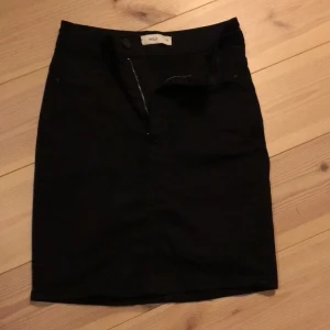 Jeanskjol från GinaTricot - Säljer denna 1 gång använda svarta jeanskjolen från GinaTricot. Svart med två fickor bak. Storlek xs, men så stretchig så skulle passa S också. Nypris 199:- Mitt pris 60:- inkl frakt!✨☺️