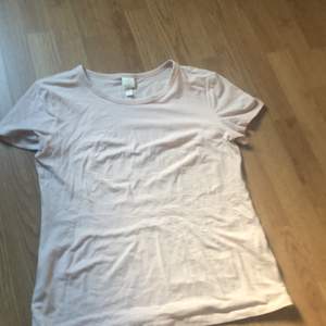 ❗️KÖPARE BETALAR FRAKT❗️                           •ljusrosa HM T-shirt aldrig använd