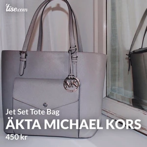 Michael Kors väska  - Väska från Michael Kors. Äkta, inköpt på outlet i USA 2018 för ca 2500kr. I bra skick enda stället man ser att den är använd på är i handtagen som är ytterst lite slitna. Buda, startpriset är 400kr. (Det är mina bilder, men har även lagt upp på tise)