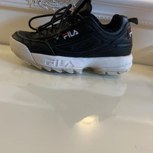 Fila skor  - Säljer nu mina fila skor, använda men ändå i ett bra sick. Super sköna, storlek 38 men små i storleken. Skulle säga 36/37+ frakt💞