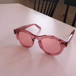 Solglasögon CHIMI Guava #003 Clear - Oanvända solglasögon från CHIMI Eyewear. Modell - Guava #003 clear. Mycket fint skick! Bågen och linsen är genomskinlig. Nypris är 999,00 kr men säljs för 500 kr, pris kan förhandlas vid snabb affär. Frakt ingår ej. Passar bra till sommaren!