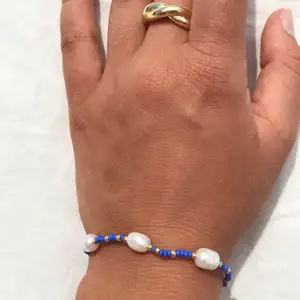 Ett så fint, handgjort armband med färgglada pärlor i glas, tre sötvattenspärlor och guldfärgade detaljer! @jewelrysorella på Instagram, följ gärna😘  Möts upp i Uppsala eller fraktar💕